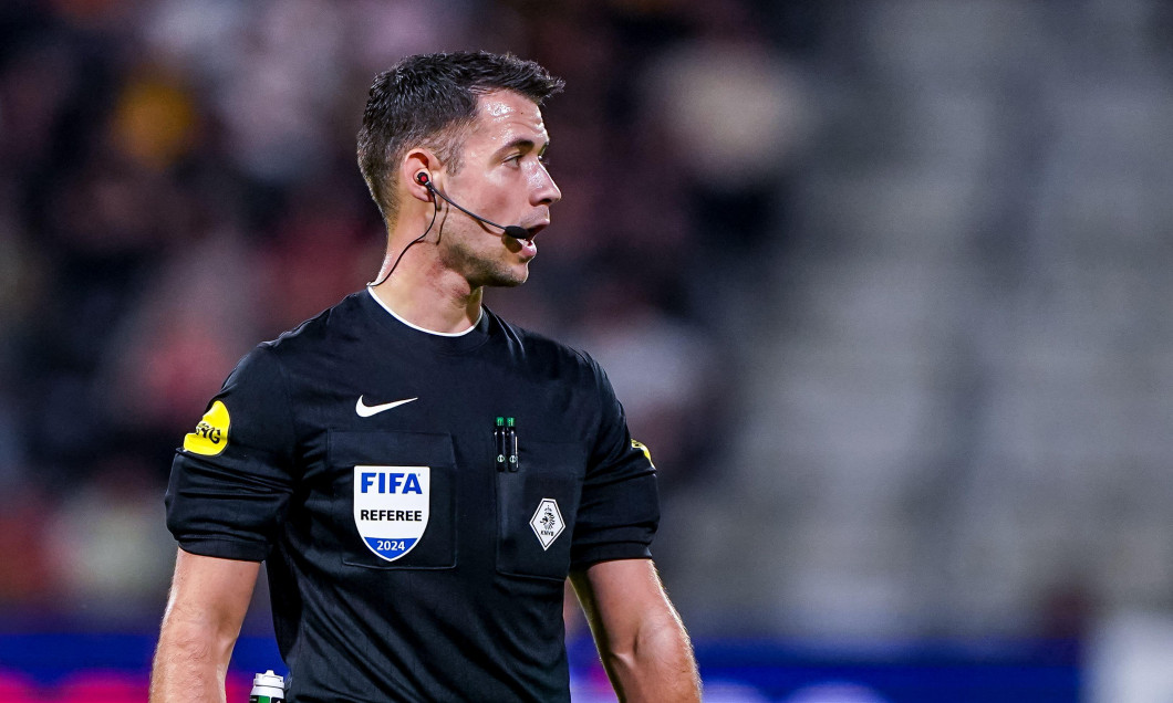 Deventer, Netherlands. 21st Sep, 2024. DEVENTER, NETHERLANDS - SEPTEMBER 21: referee Marc Nagtegaal looks on during the Dutch Eredivisie match between Go Ahead Eagles and AFC Ajax at De Adelaarshorst on September 21, 2024 in Deventer, Netherlands. (Photo