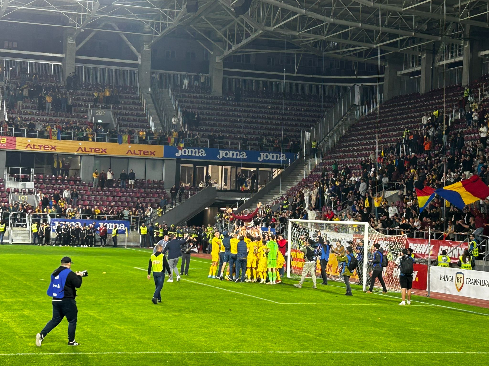 Imaginile care spun totul, după calificarea României U21 la EURO 2025! ”Tricolorii mici” au declanșat sărbătoarea