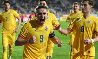 Louis Munteanu se bucura dupa un gol marcat alaturi de Constantin Grameni in meciul de fotbal dintre Romania U21, U 21 s