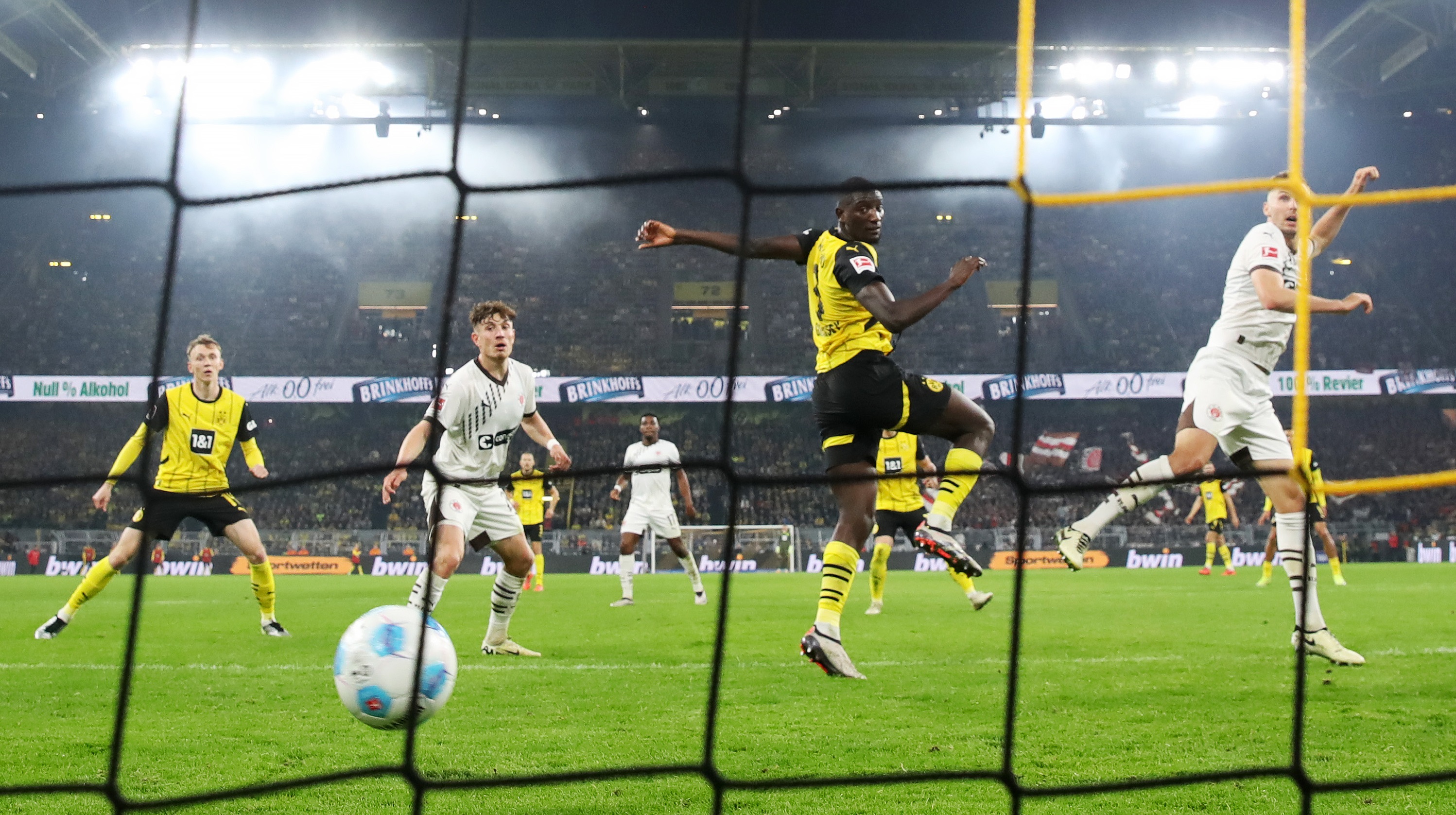 Borussia Dortmund - St. Pauli 2-1. Galbenii s-au apropiat de primele locuri