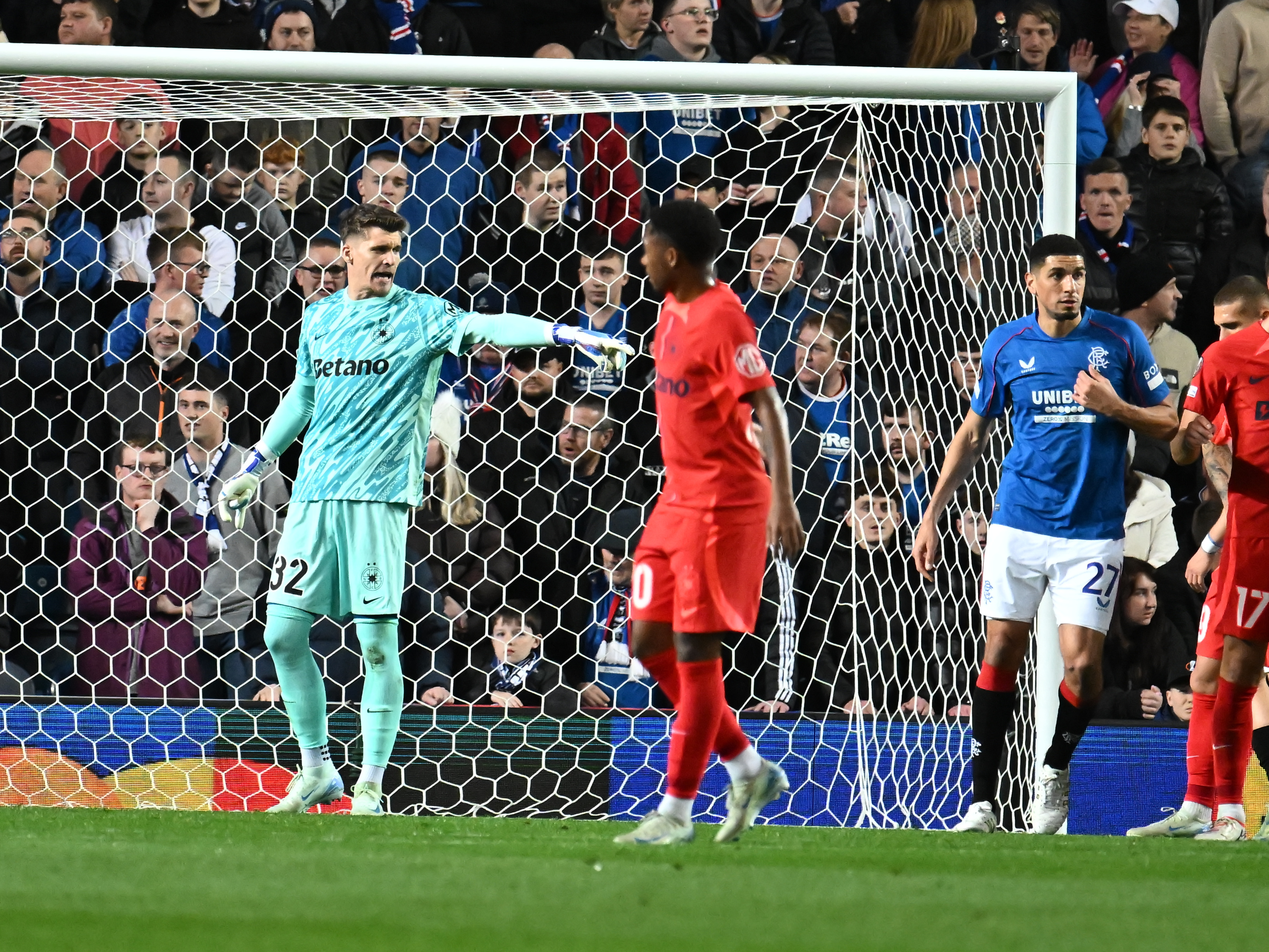 ”Arbitrul îmi spune că e greșeala lui”. Dezvăluirea lui Târnovanu, după golul anulat al FCSB-ului în meciul cu Rangers