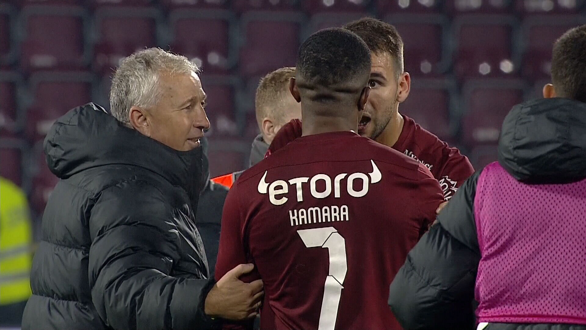 Doi fotbaliști de la CFR Cluj au oferit imagini cum rar se văd, chiar pe gazon! Dan Petrescu a intervenit