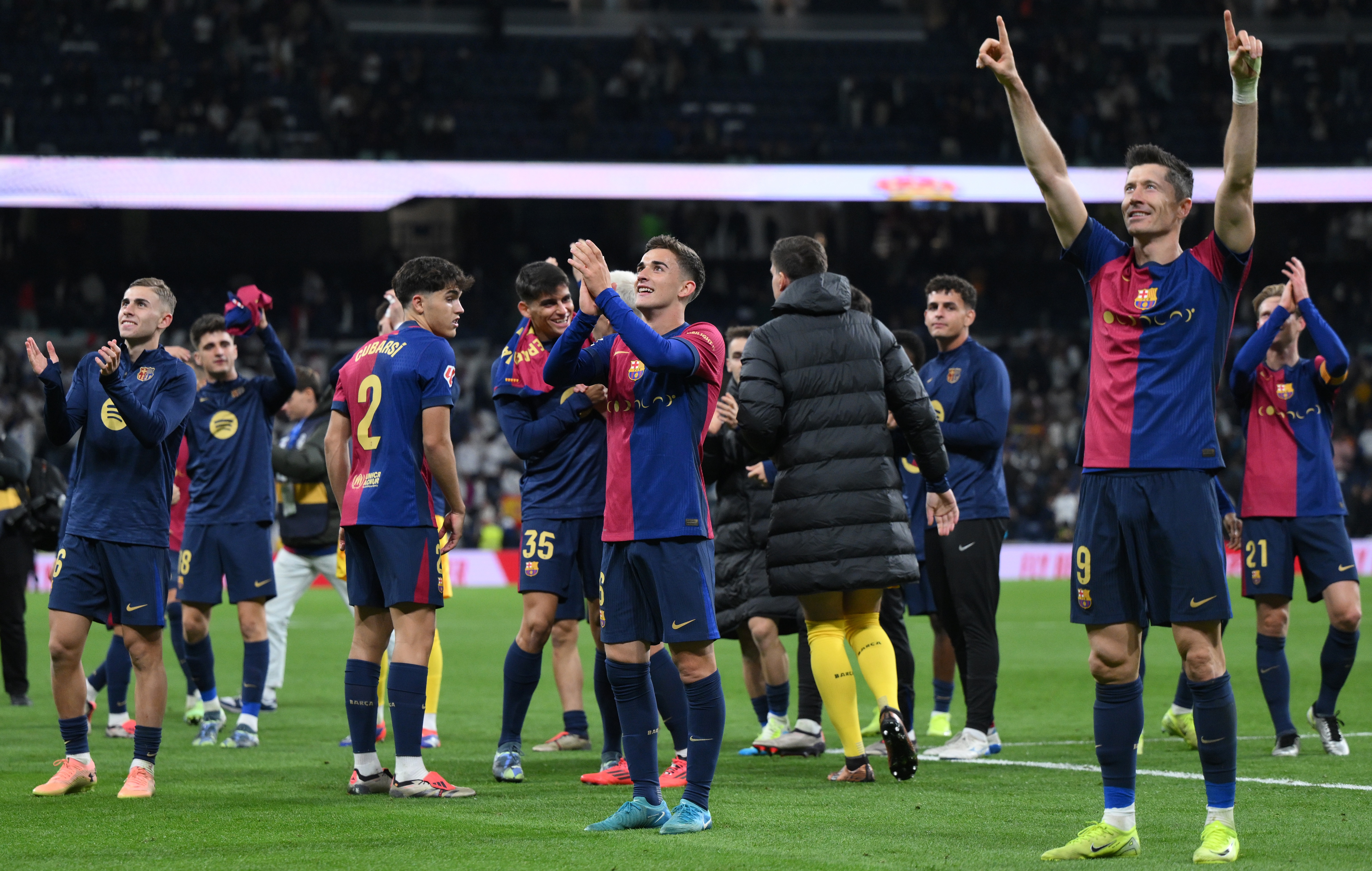 Cum s-au fotografiat fotbaliștii Barcelonei, imediat după victoria din El Clasico