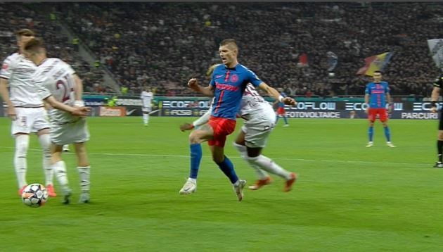 FCSB a cerut penalty, Istvan Kovacs a spus nu! Ce s-a întâmplat la duelul dintre Tănase și Boupendza