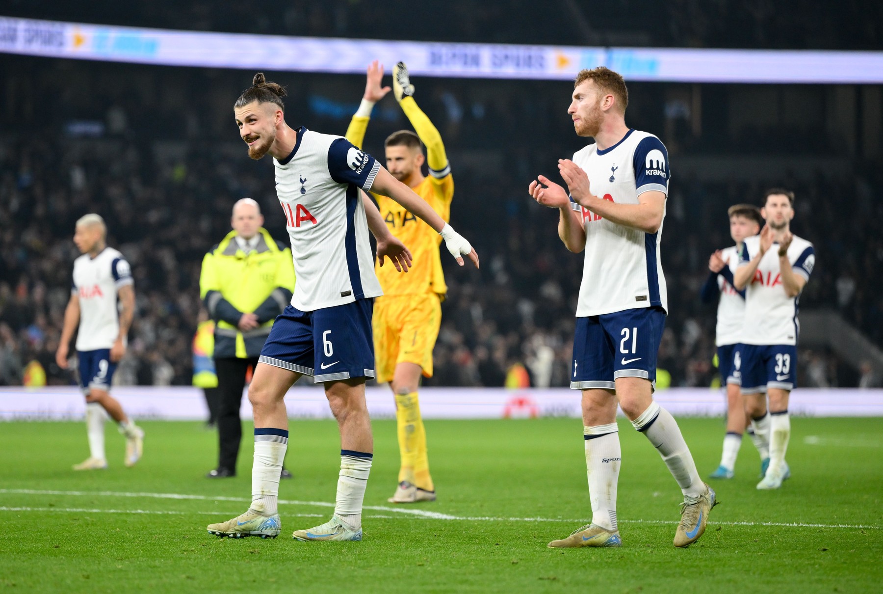 Un nou duel de ”foc” pentru Tottenham și Radu Drăgușin în Cupa Ligii Angliei. Programul complet