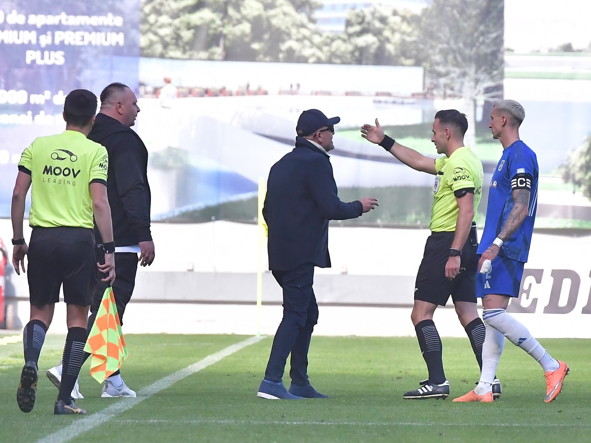 Prima reacție a lui Adrian Mititelu, după ce a coborât pe gazon și i-a cerut arbitrului să iasă de pe teren