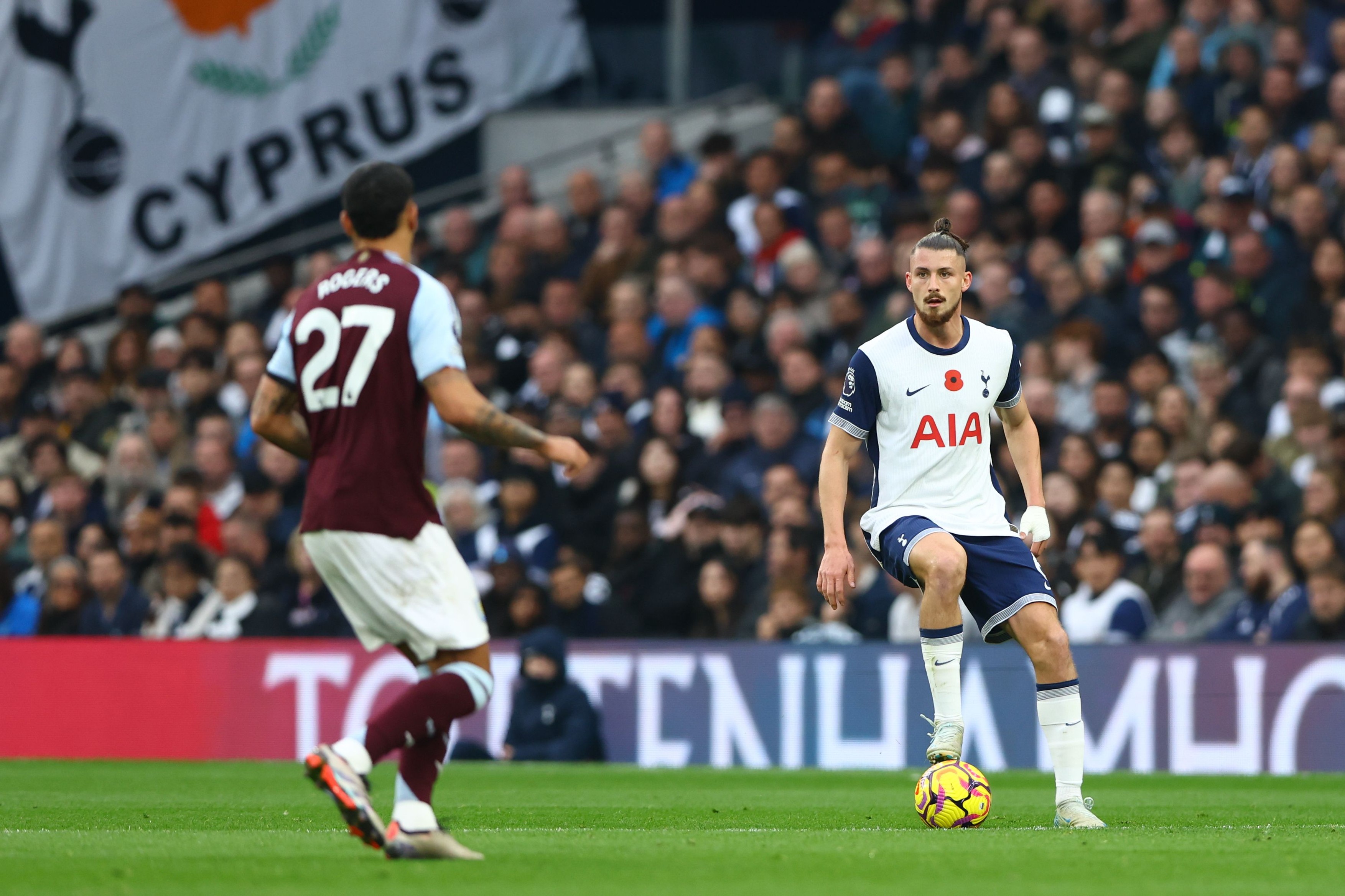 Nota primită de Radu Drăgușin, pentru prestația din prima repriză a meciului Tottenham - Aston Villa. Ce au scris englezii