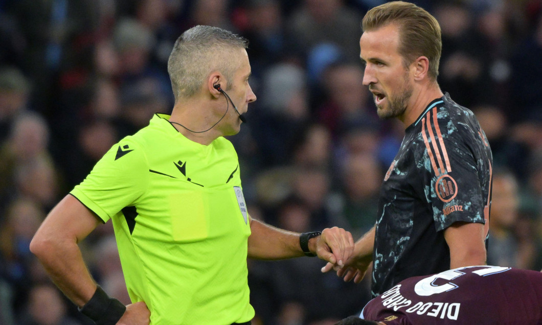 Birmingham, UK. 02nd Oct, 2024. Soccer: Champions League, Aston Villa - Bayern Munich, preliminary round, matchday 2, Villa Park, Munich's Harry Kane (r) discusses with referee Radu Petrescu from Romania. Credit: Peter Kneffel/dpa/Alamy Live News