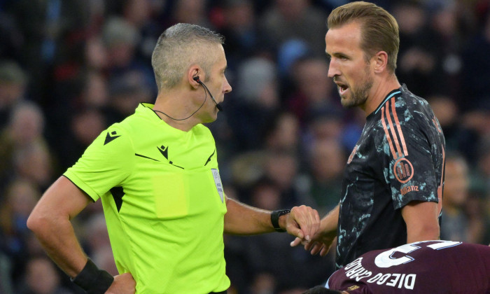 Birmingham, UK. 02nd Oct, 2024. Soccer: Champions League, Aston Villa - Bayern Munich, preliminary round, matchday 2, Villa Park, Munich's Harry Kane (r) discusses with referee Radu Petrescu from Romania. Credit: Peter Kneffel/dpa/Alamy Live News