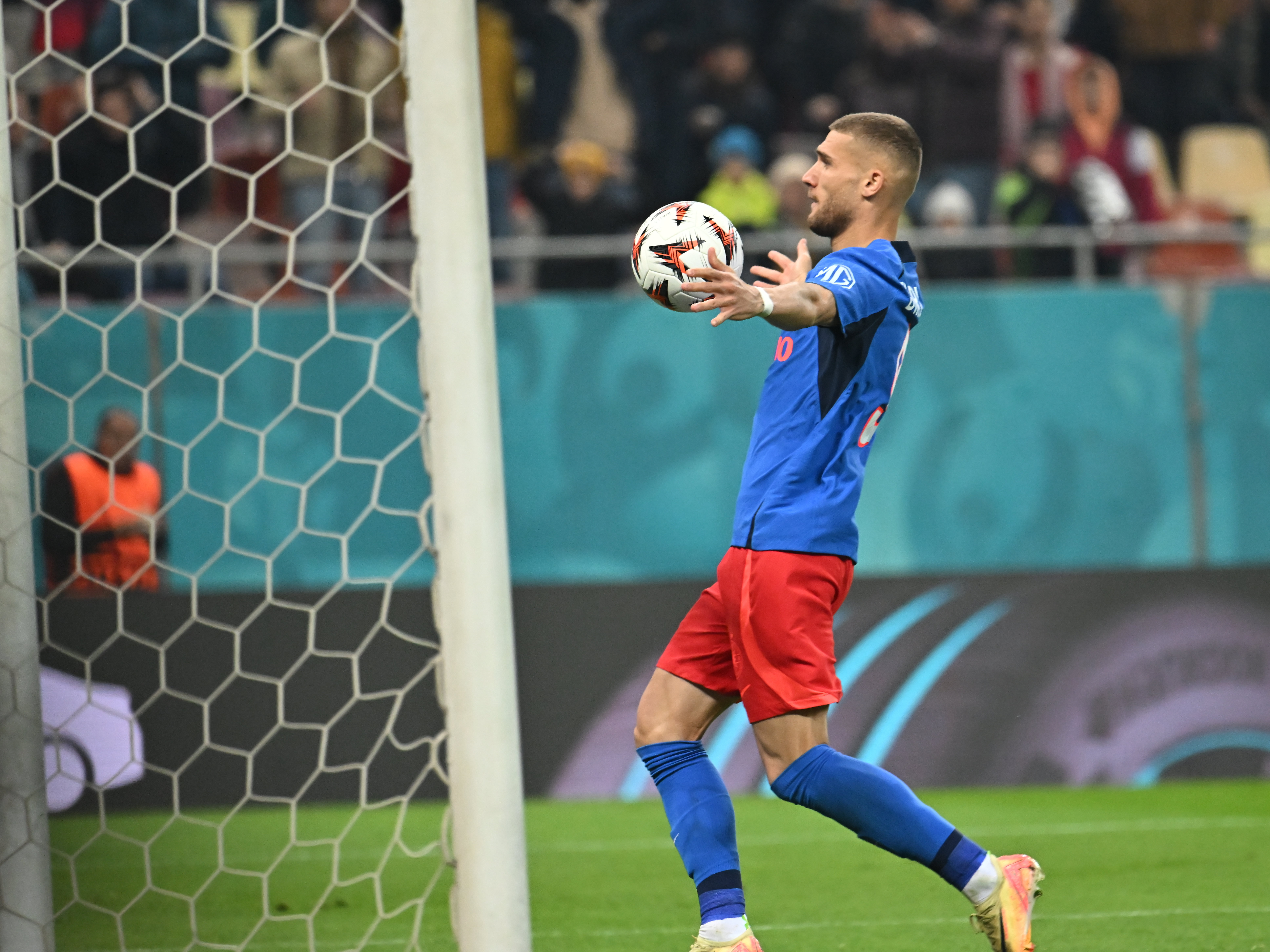 Daniel Bîrligea, gol cum rar se vede, în FCSB - Midtjylland! ”Scene nebune! pe Arena Națională