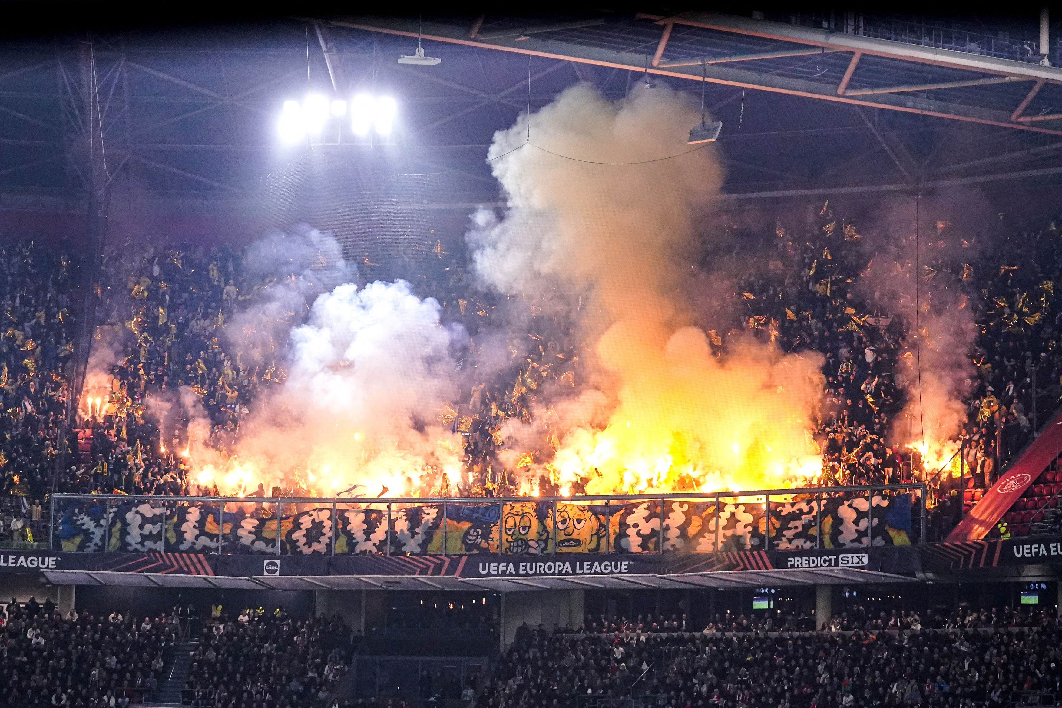 Război pe străzile din Amsterdam! Trei fani de-ai lui Maccabi Tel Aviv sunt dați dispăruți după meciul cu Ajax