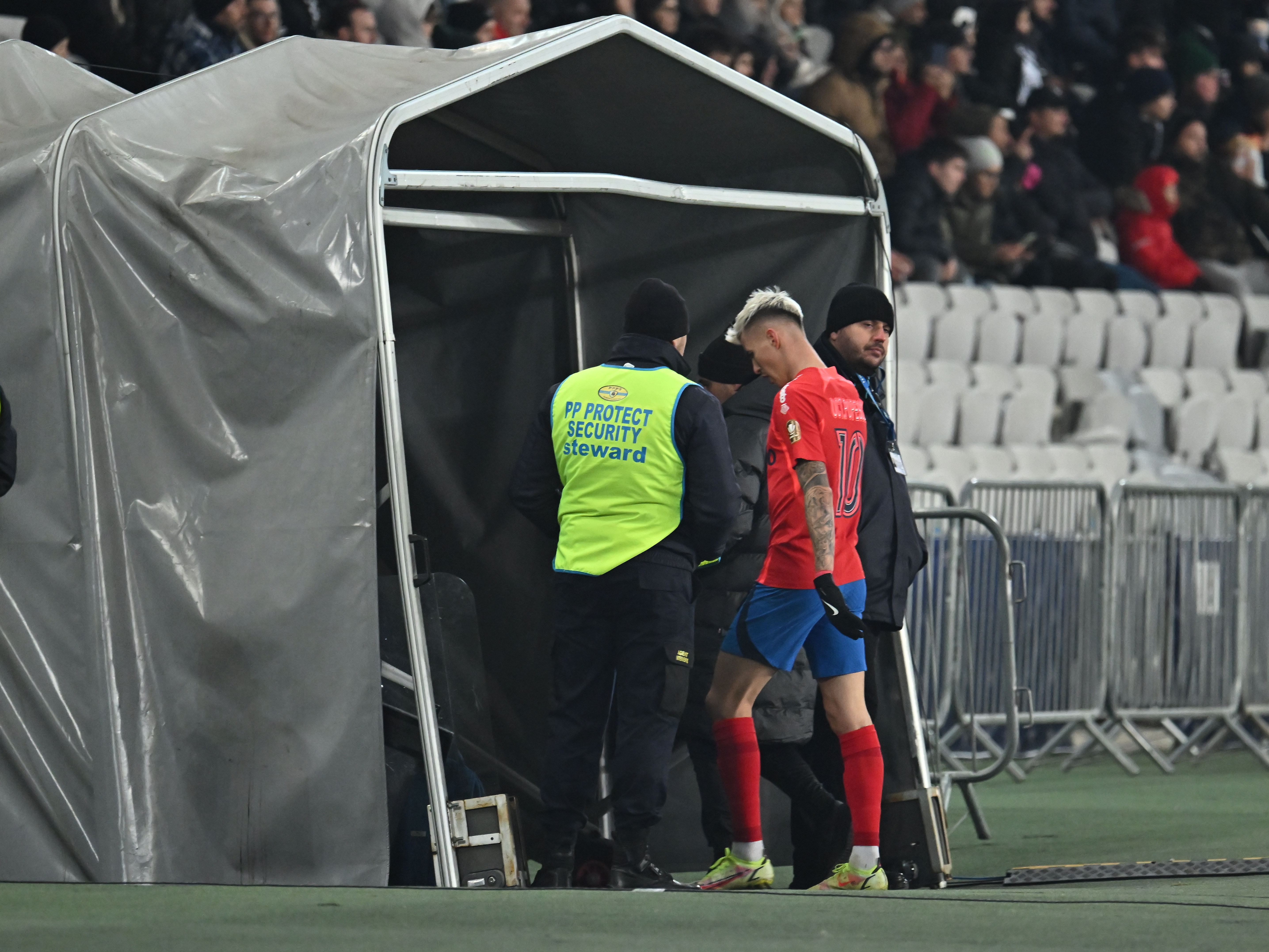 După accidentarea lui Vlad Chiricheș, FCSB a mai primit o lovitură în prima repriză a meciului cu ”U” Cluj