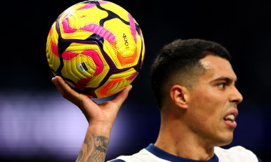 Tottenham Hotspur Stadium, London, UK. 3rd Nov, 2024. Premier League Football, Tottenham Hotspur versus Aston Villa; Pedro Porro of Tottenham Hotspur prepares to throw the ball in Credit: Action Plus Sports/Alamy Live News