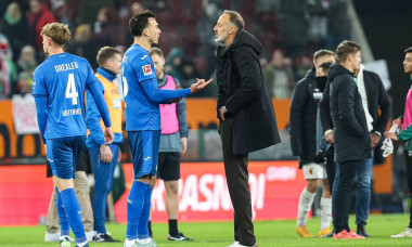 Endstand 0:0 unentschieden. Pellegrino Matarazzo, Trainer (TSG 1899 Hoffenheim, Cheftrainer) spricht mit Haris Tabakovic (TSG 1899 Hoffenheim, #26) auf dem PlatzGER, FC Augsburg vs. TSG 1899 Hoffenheim, 1.Bundesliga Fussball, 10.Spieltag, 10.11.2024, S