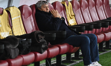 Mircea Lucescu la inspectia terenului inaintea meciului de fotbal dintre Romania si Cipru, contand pentru Liga Natiunilo