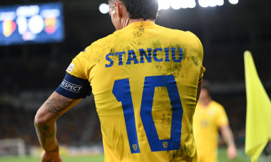 Nicolae Stanciu isi aranjeaza banderola de capitan la meciul de fotbal dintre Romania si Lituania, contand pentru Liga N