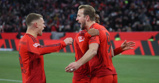 Bayerns 6 Joshua KIMMICH und Torschuetze Bayerns 9 Harry KANE nach Tor zum 1:0. Fussball, Muenchen - Augsburg. 1.Fußball