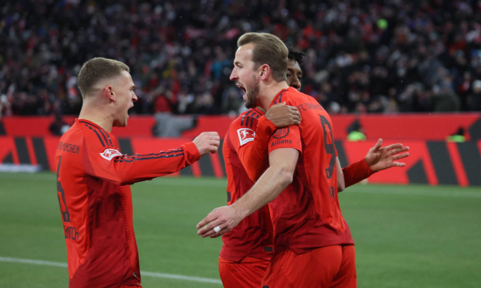 Bayerns 6 Joshua KIMMICH und Torschuetze Bayerns 9 Harry KANE nach Tor zum 1:0. Fussball, Muenchen - Augsburg. 1.Fußball