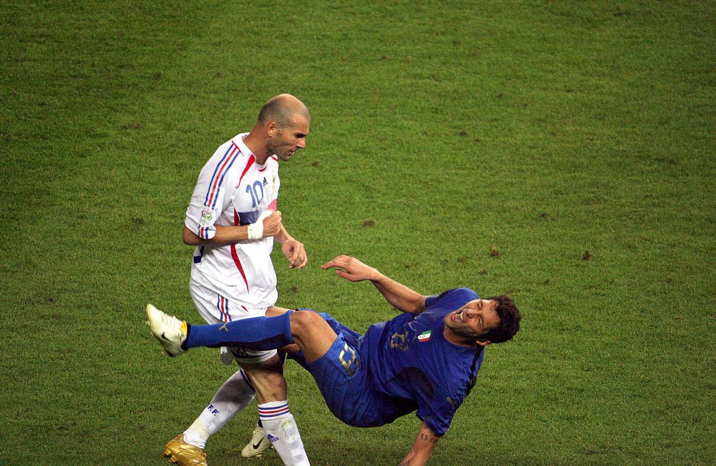 Imagine Stire La 20 de ani de când Zinedine Zidane l-a lovit pe Marco Materazzi, a spus totul: ”E vina mea” | 2review.ro