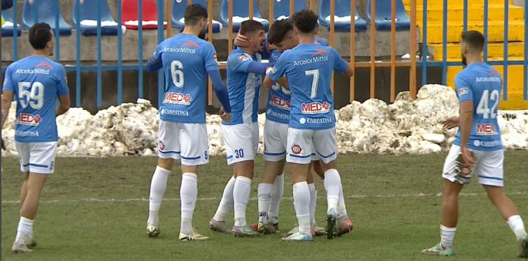 FC Bihor - Corvinul Hunedoara 0-2. Corviniștii au ajuns la două puncte de play-off