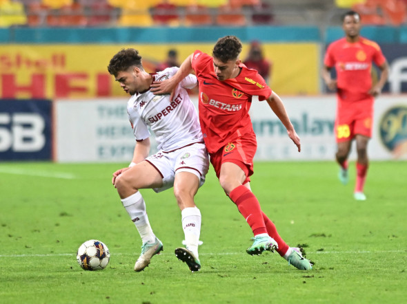 Sebastian Andrei Borza si Eduard Gabriel Radaslavescu in meciul de fotbal dintre FCSB si Rapid Bucuresti, din cadrul Pla