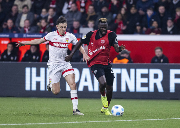 Leverkusen, Bayarena, 01.11.2024: Victor Boniface (Bayer 04 Leverkusen) (R) gegen Anthony Rouault (VFB Stuttgart) beim S