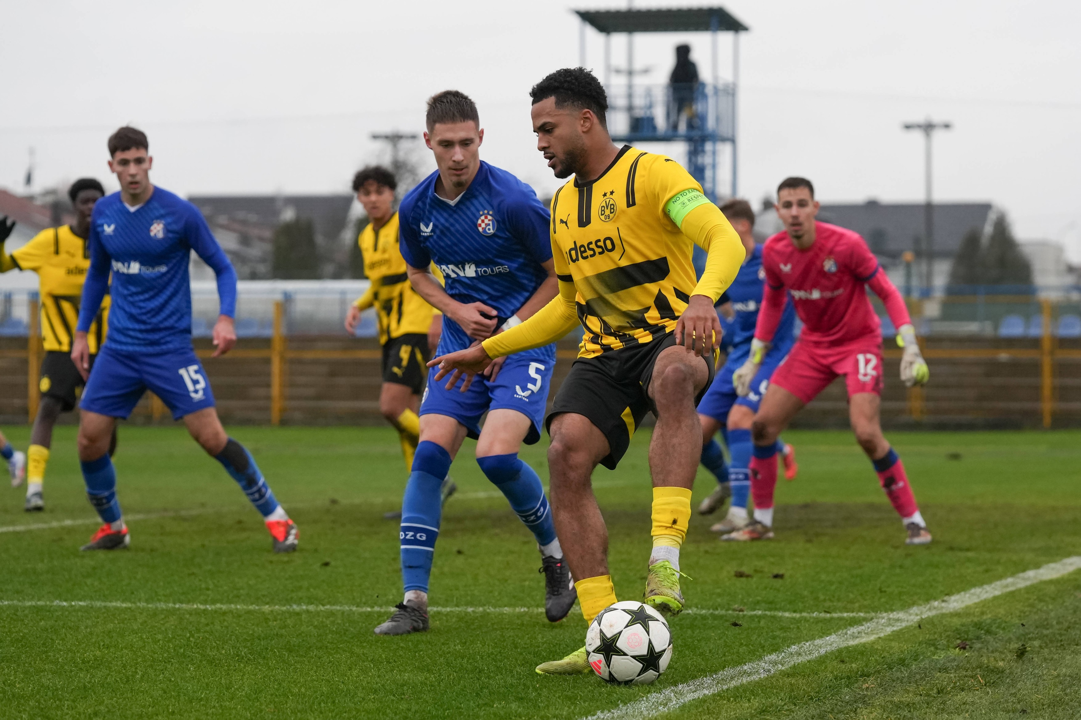 Premieră în Champions League: a fost titular și căpitan în Youth League, iar peste câteva ore a prins lotul mare al lui Dortmund