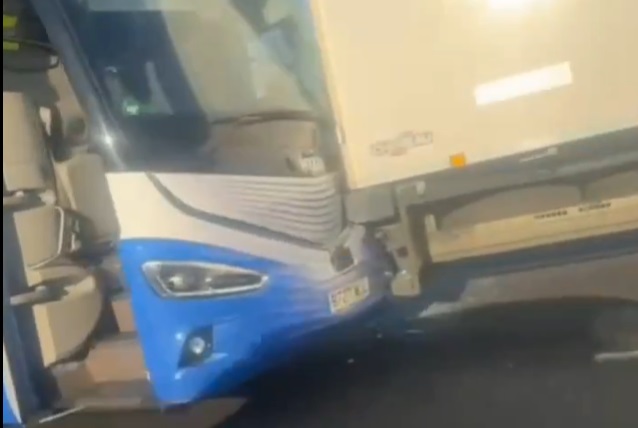 Autocarul lui Real Madrid s-a izbit de un TIR pe autostradă, după meciul cu Liverpool. Primele imagini de la fața locului