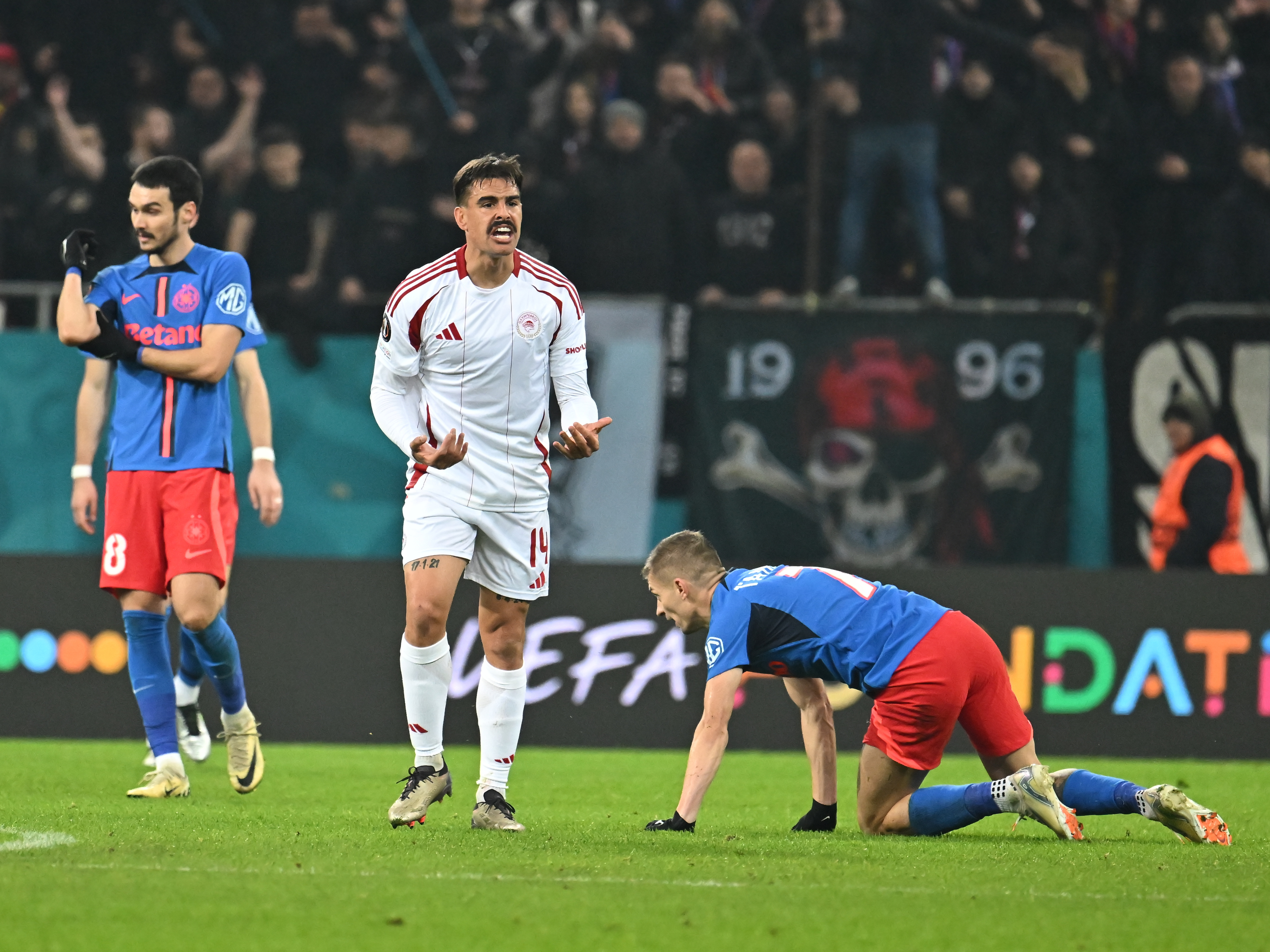 FCSB - Olympiacos 0-0. În 10 oameni, campioana României a obținut un punct și e tot mai aproape de ”primăvara europeană”