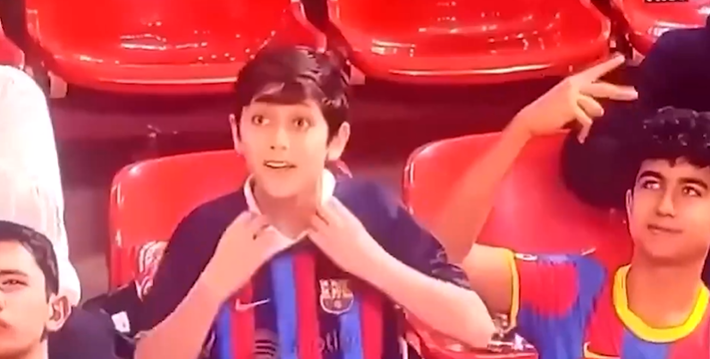 A venit îmbrăcat în tricoul Barcelonei la stadion și nimeni nu se aștepta la ce a urmat: Viral instant