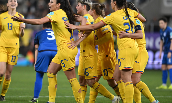 Bucurie a fotbalistelor romance Teodora MeluČ›Ä�, Ioana Balaceanu si Cristina Carp dupa un gol marcat in meciul de fotba