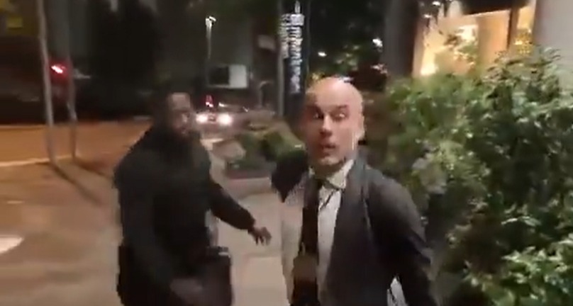 Moment ”aprins” între Pep Guardiola și un fan al lui Liverpool! Antrenorul, enervat la culme
