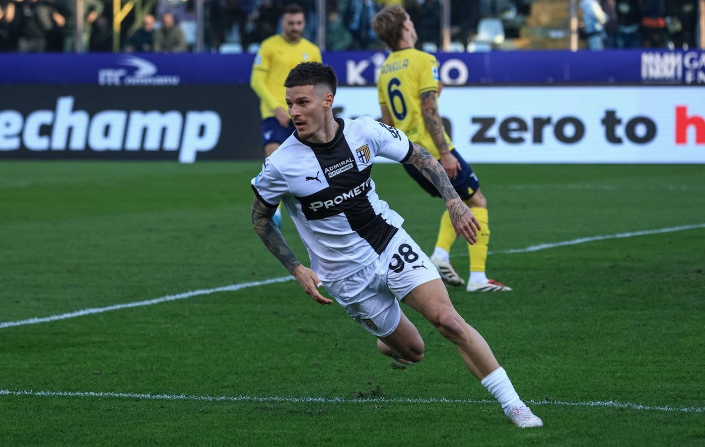 Schimbare! Fabrizio Romano a spus cât primește, de fapt, Parma, pentru vânzarea lui Dennis Man