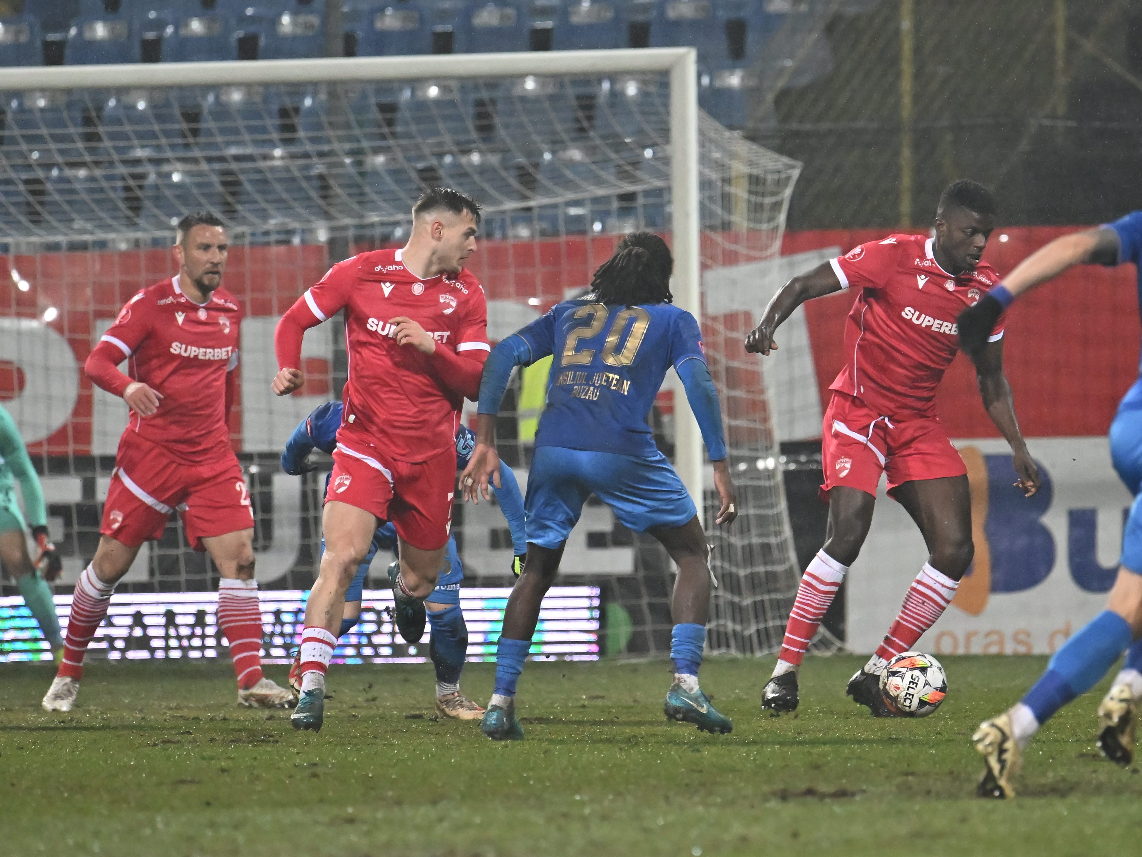 Gloria Buzău - Dinamo 0-1. ”Câinii” s-au impus în inferioritate numerică și urcă pe primul loc