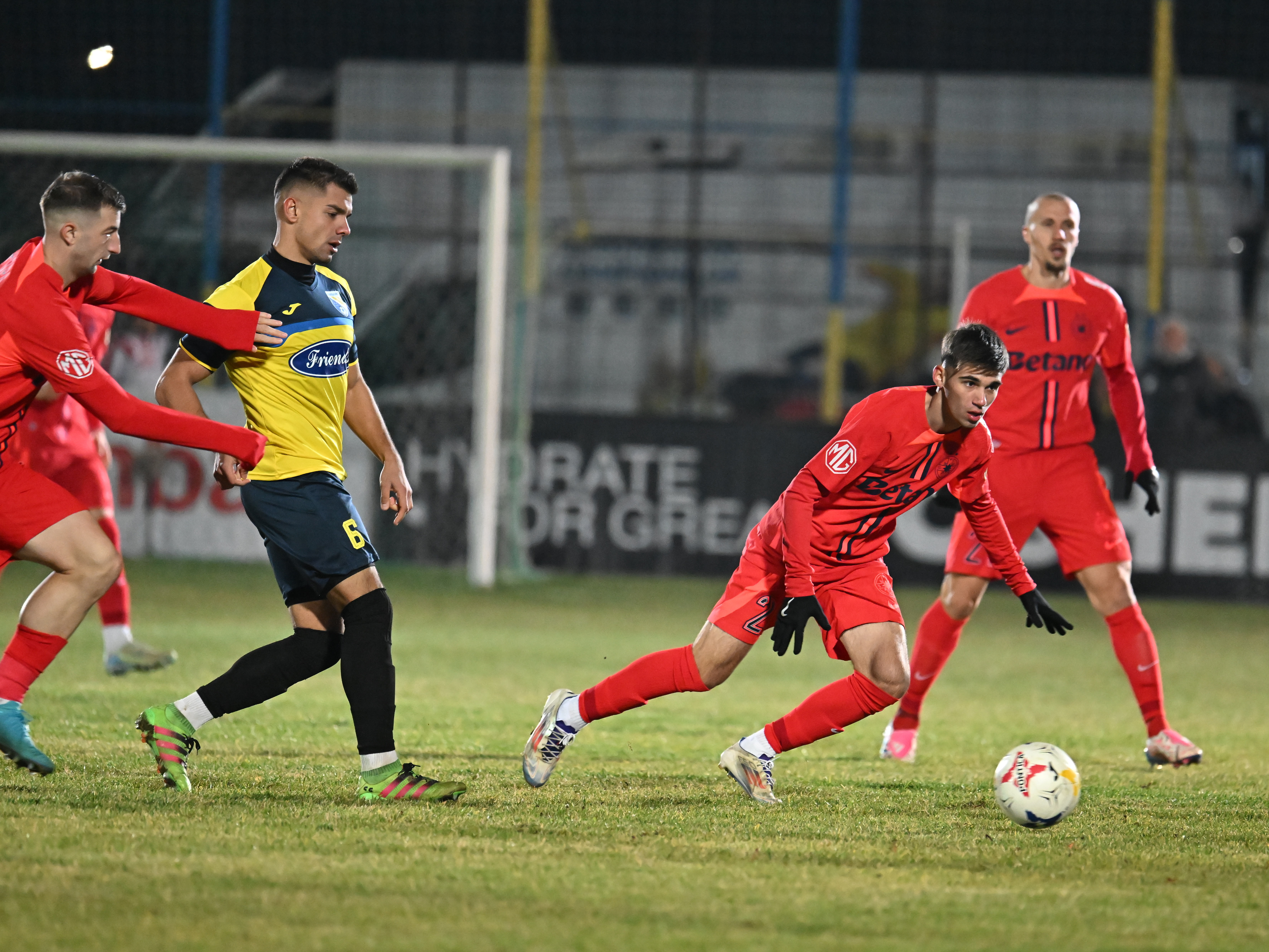 Puțini se așteptau să-l vadă la prima echipă a FCSB. Cine e puștiul care l-a luat până și pe Becali prin surprindere