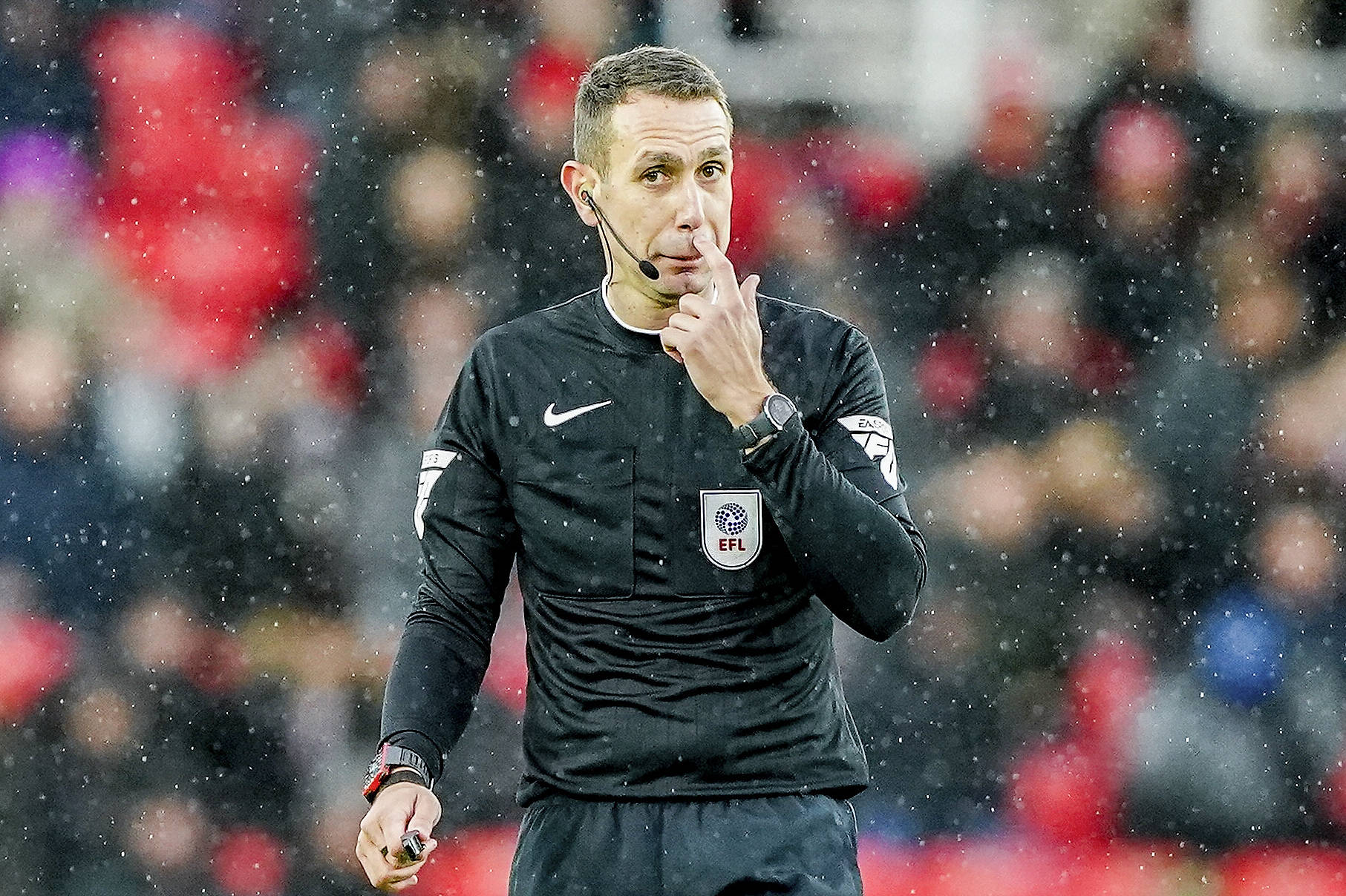 Arbitrul care a stârnit scandalul anului în Premier League, dat afară! Nu va mai arbitra niciodată în Anglia
