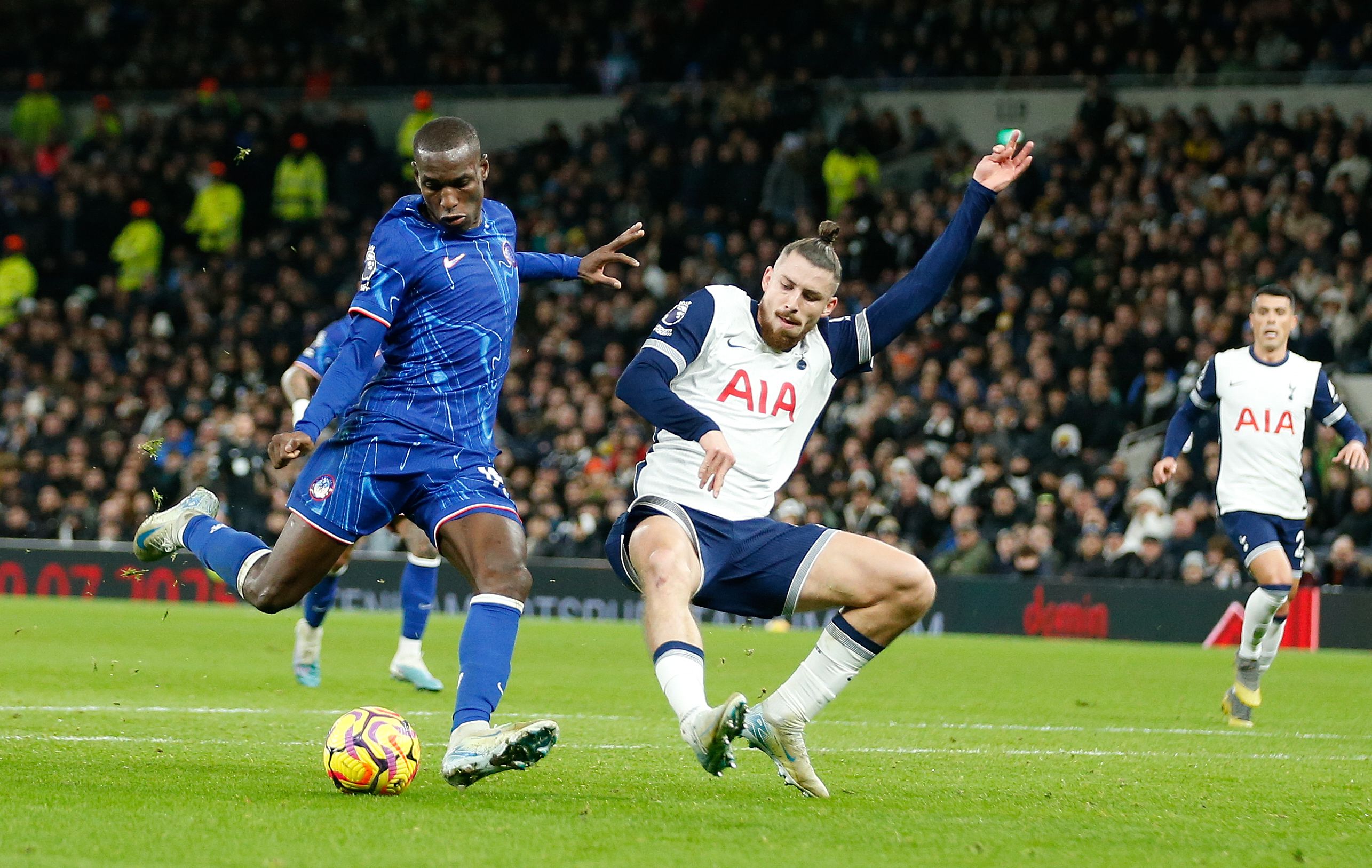 Drăgușin tocmai a primit o veste majoră în vestiarul lui Tottenham! E dramă pentru Romero, ieșit accidentat în minutul 15