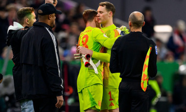 Munich, Germany. 03rd Dec, 2024. Soccer: DFB Cup, Bayern Munich - Bayer Leverkusen, round of 16, Allianz Arena. Munich goalkeeper Manuel Neuer (r) embraces Munich goalkeeper Daniel Peretz (r), who is ready to be substituted, after being sent off with a re