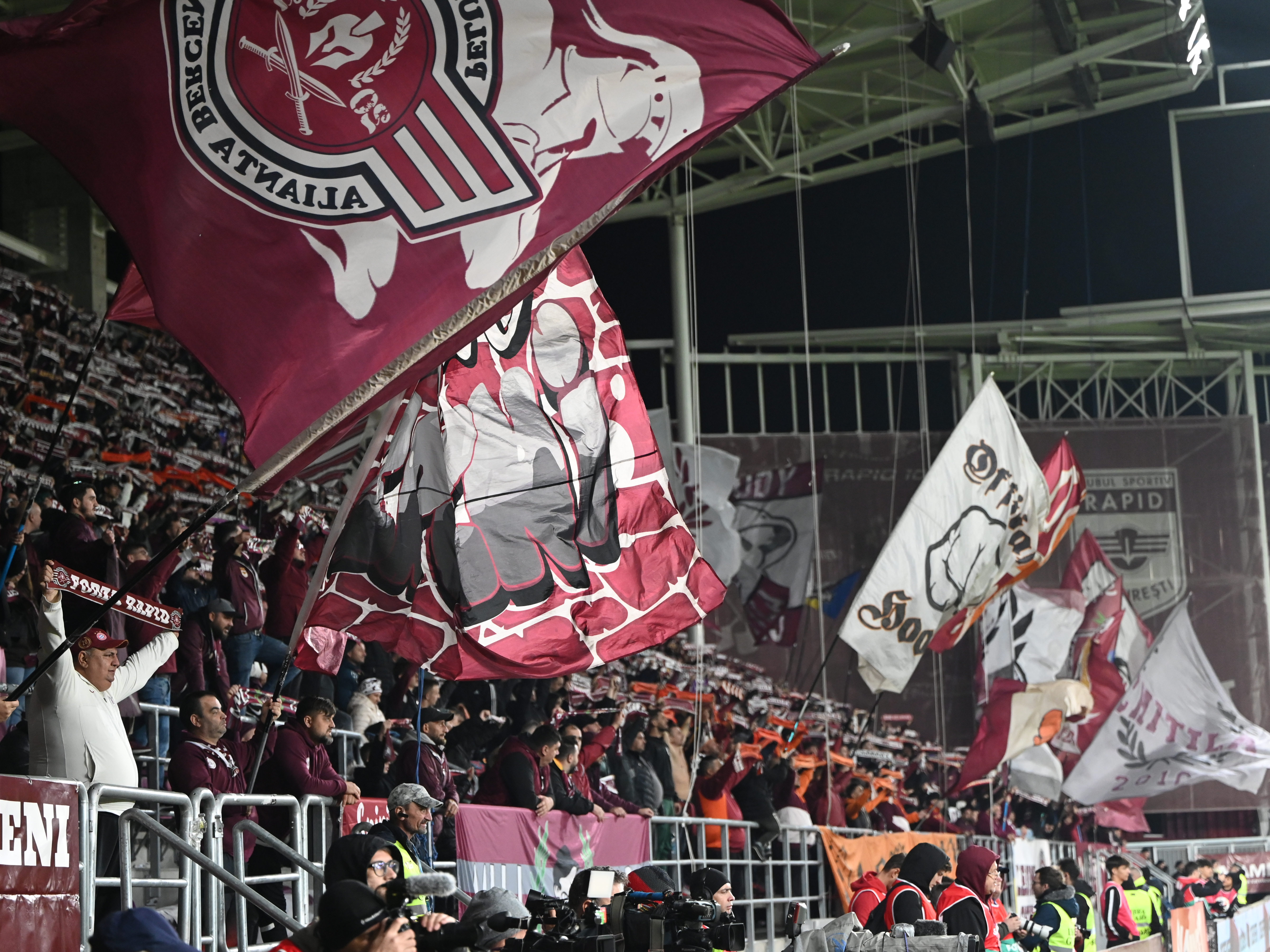 Imagine Stire Au tăiat în carne vie! 10 sectoare de pe Giulești, închise la Rapid - Universitatea Cluj | 2review.ro