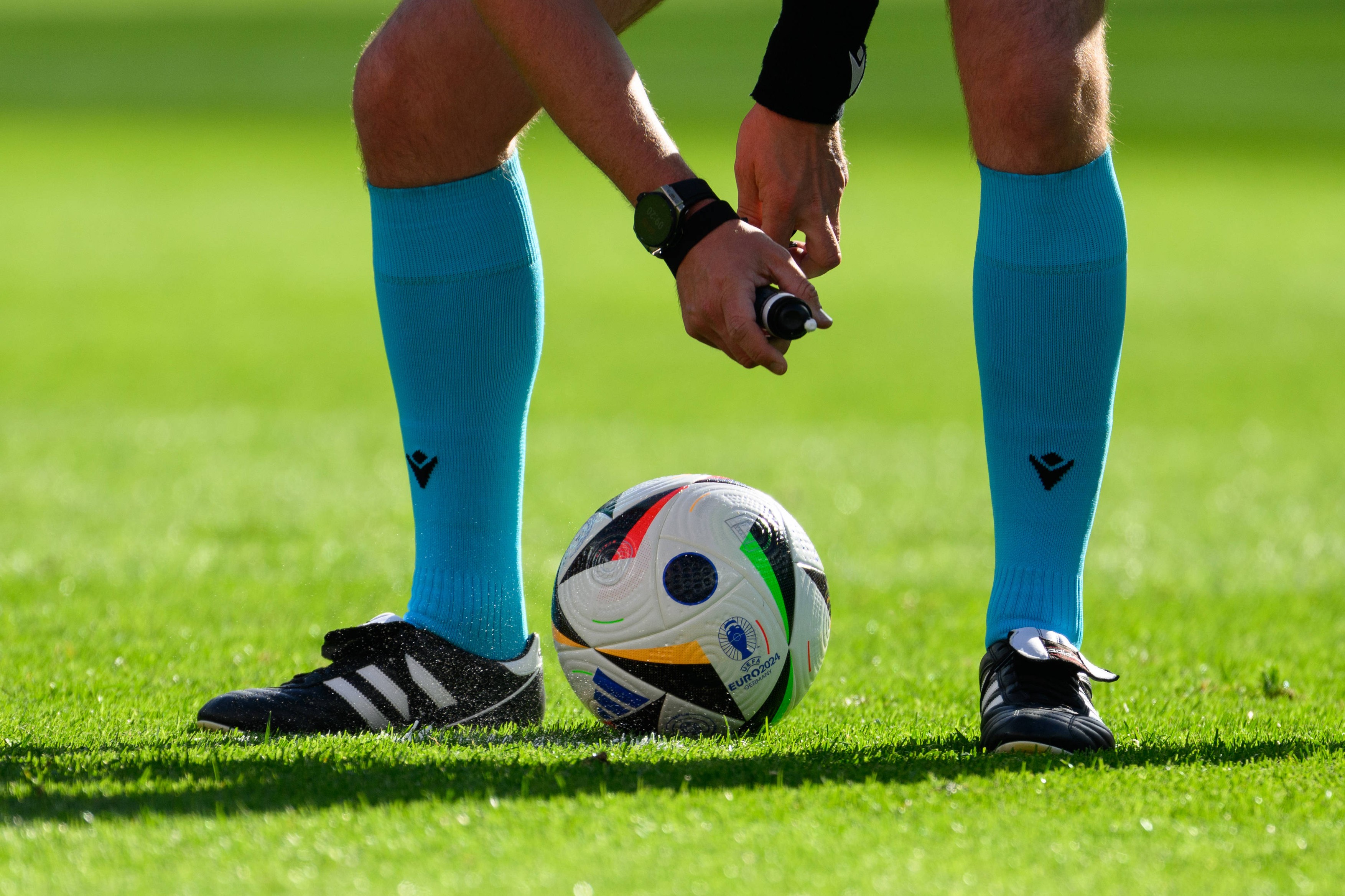 Scandal imens! Arbitrul a petrecut cu o femeie, a fost drogat și a ratat derby-ul. Decizia drastică în privința lui