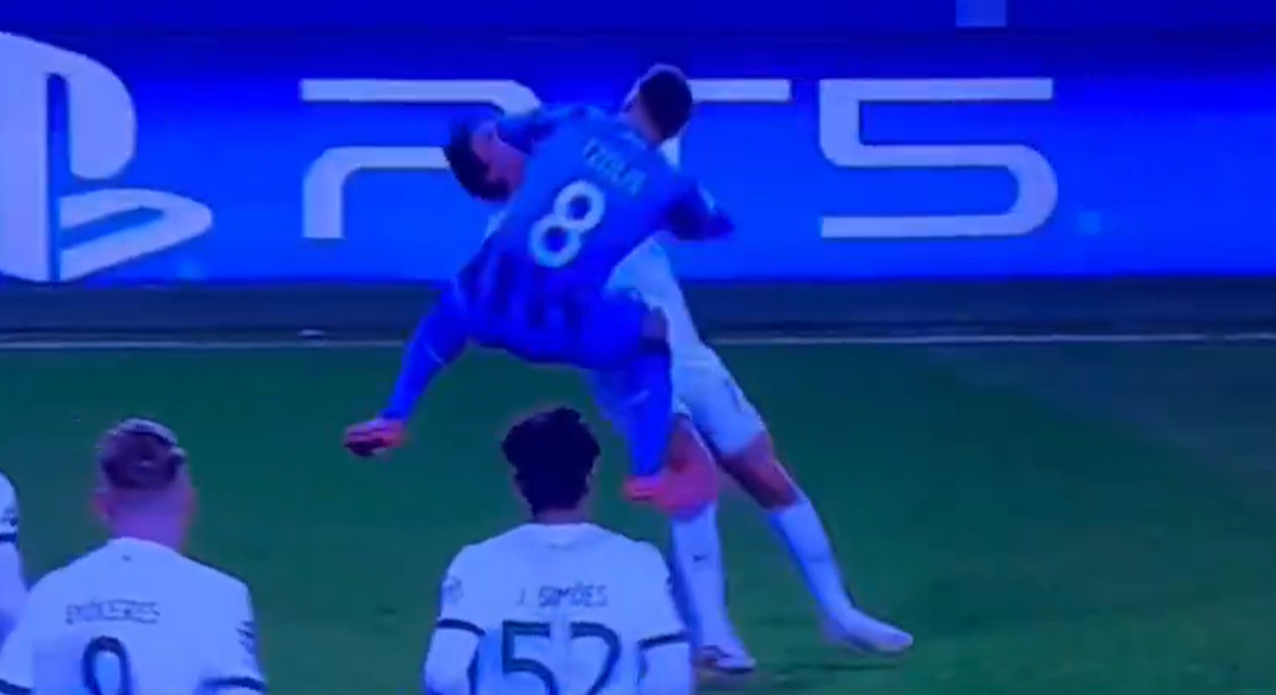 Seară de coșmar! Și-a dat autogol, apoi a fost făcut KO de adversar și a ieșit în lacrimi de pe teren