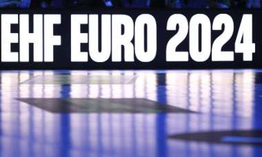 Foto : das EHF Logo leuchtet auf der Werbebande Handball Europameisterschaft, Vorrunde in Berlin , am Sa. 13.01.2024 Pol