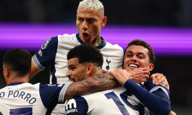 Tottenham Hotspur Stadium, London, UK. 3rd Nov, 2024. Premier League Football, Tottenham Hotspur versus Aston Villa; Dominic Solanke of Tottenham Hotspur celebrates with Richarlison after he scored for 3-1 in the 79th minute Credit: Action Plus Sports/Ala