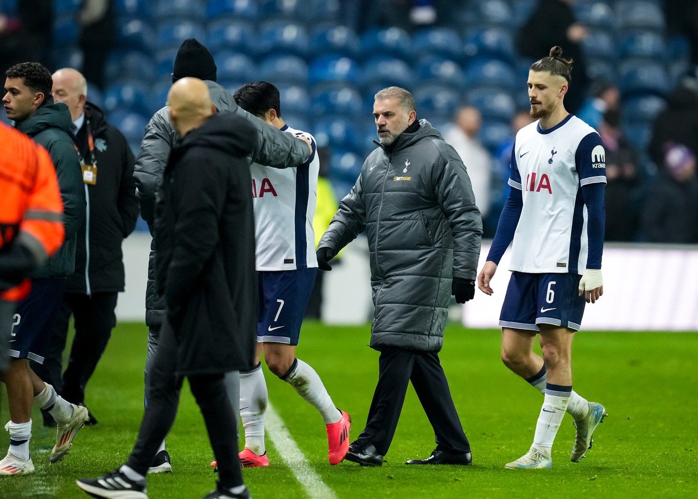 Gestul făcut de Postecoglou când l-a întâlnit pe Drăgușin, imediat după fluierul final. Un jucător, luat cu mâinile de cap