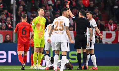 03 December 2024, Mnich;: Harm Osmers, referee of the German Cup round of 16 match between Bayern Munich and Bayer Leverkusen, shows the red card to Munich goalkeeper Manuel Neuer (in yellow) after a foul outside the box on opposing player Jeremie Frimpon