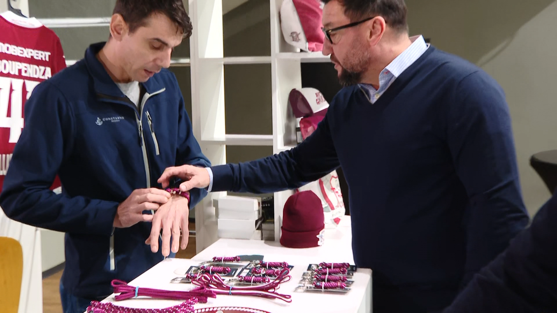 Veste bună pentru fanii Rapidului! Giuleștenii au lansat o colecție de brățări pentru suporterii clubului