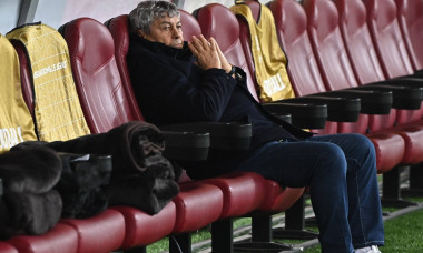 Mircea Lucescu la inspectia terenului inaintea meciului de fotbal dintre Romania si Cipru, contand pentru Liga Natiunilo