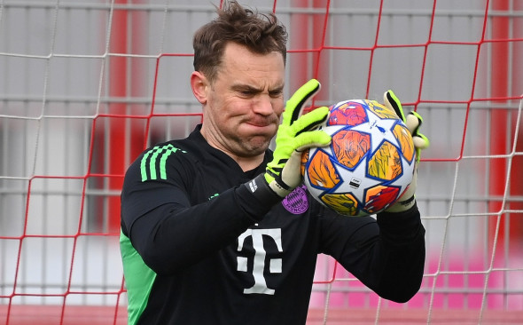 Manuel NEUER (Torwart Bayern Muenchen) fokussiert den Ball, Aktion,Einzelbild,angeschnittenes Einzelmotiv,Portraet,Portr