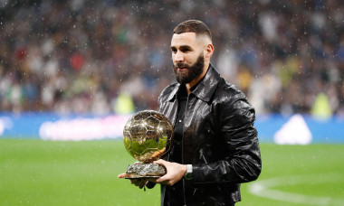 Karim Benzema of Real Madrid shows the Golden Ball (Ballon D&#x80;&#x99;Or) to the fans during the Spanish championship La Liga football match between Real Madrid and Sevilla FC on October 22, 2022 at Santiago Bernabeu stadium in Madrid, Spain - Photo: Os