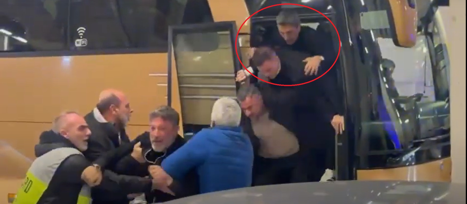 Răzvan Lucescu a căzut din autocar într-un scandal major după derby! Au sărit să se bată în parcare